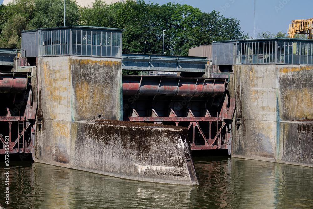 A floodgate of a hydropower plant with a machine house. A floodgate of a hydropower plant with a machine house.