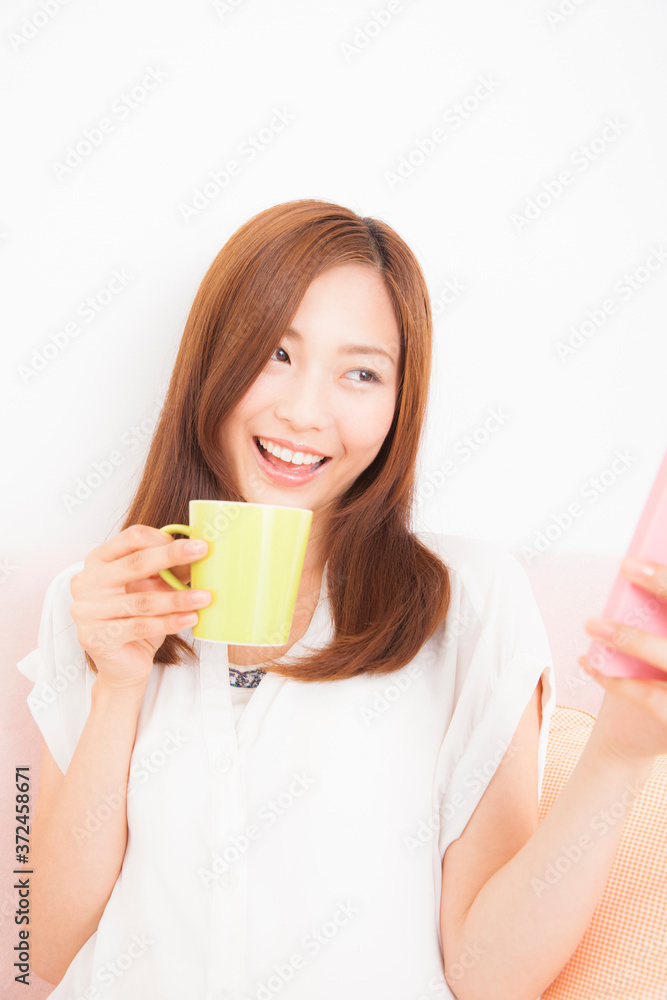 携帯メールを見る女性 携帯メールを見る女性