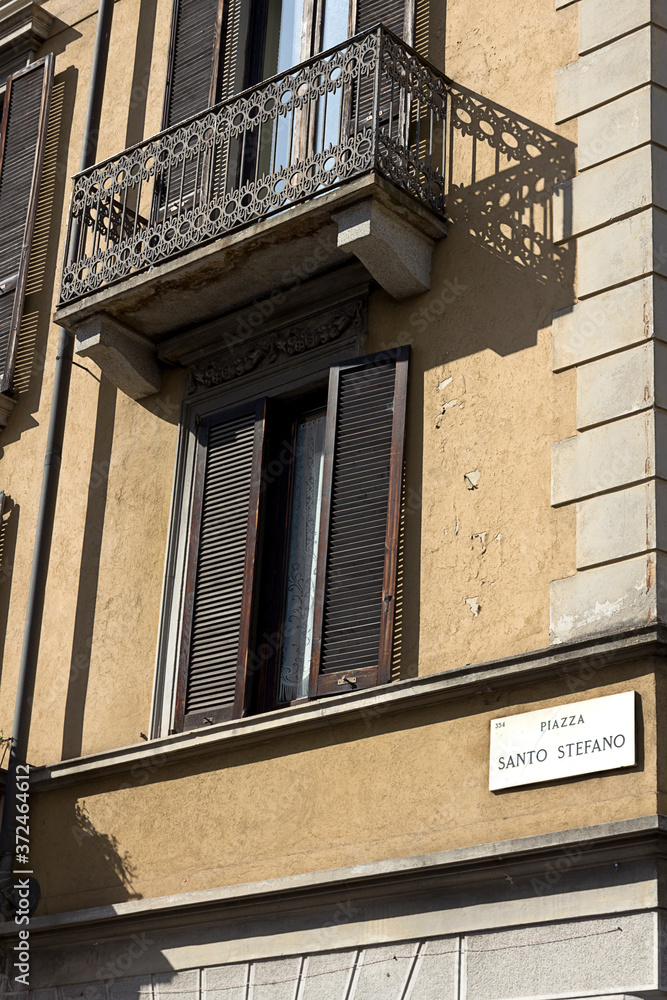 Φωτογραφία Milan, street name sign on marble panel of Piazza Santo Stefano Is near pedestri