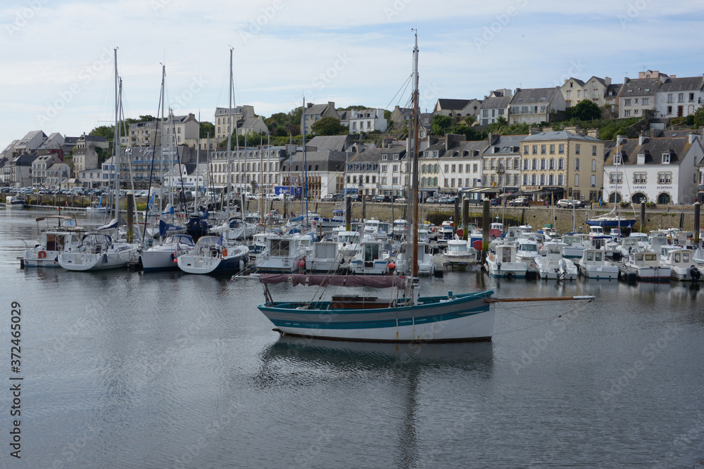 Port de plaisance d'Audierne dans le Finistère en Bretagne