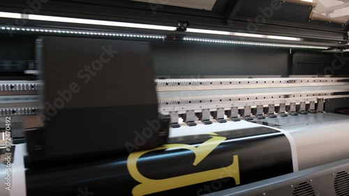 Large format digital printing machine and moving print head