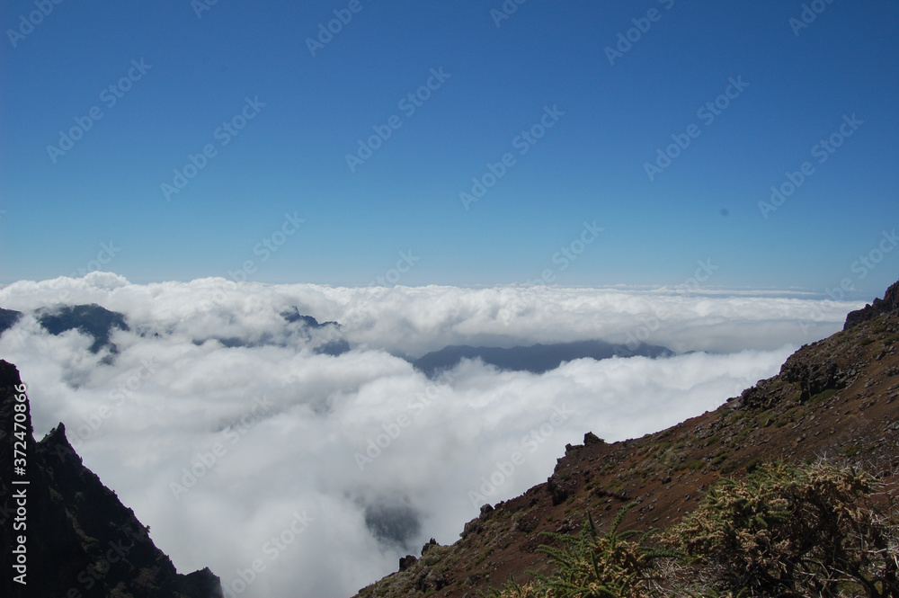 Obraz premium Looking down on clouds from the top of the Roque de los Muchachos, La Palma