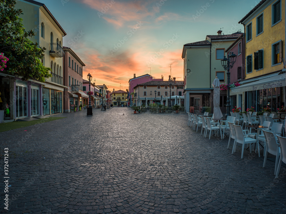 Obraz premium Deserted square of a seaside village at dawn