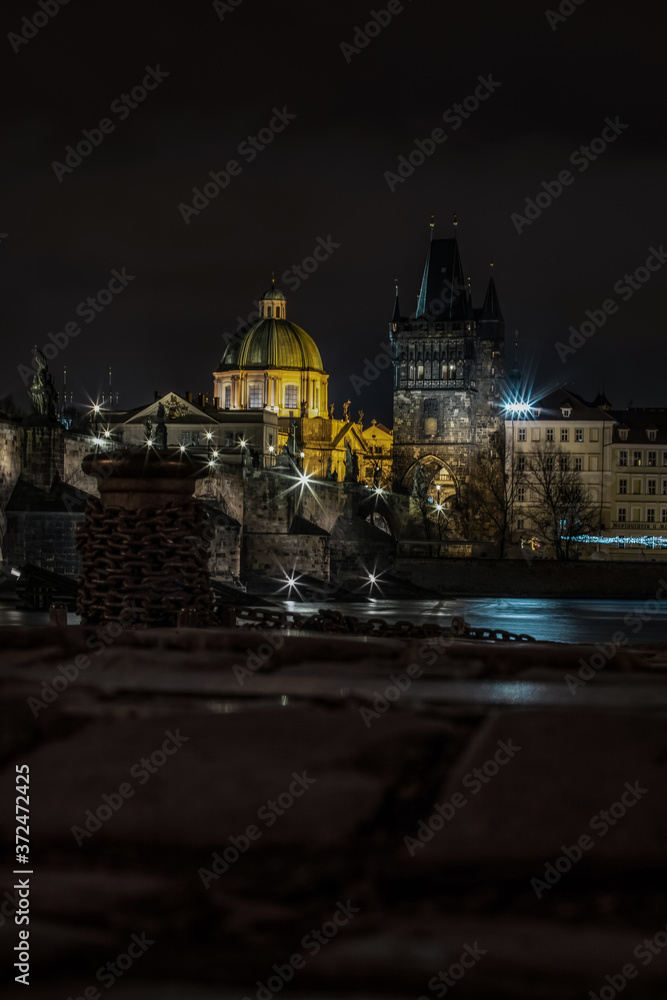 Obraz premium Riverbank view on ancient bridge