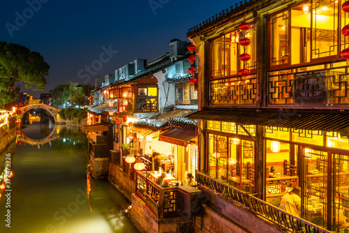 Folk houses and rivers in Zhouzhuang Ancient Town © 昊 周