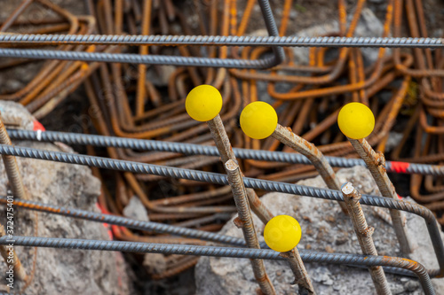 Foto Steel reinforcement rebars with yellow protection caps