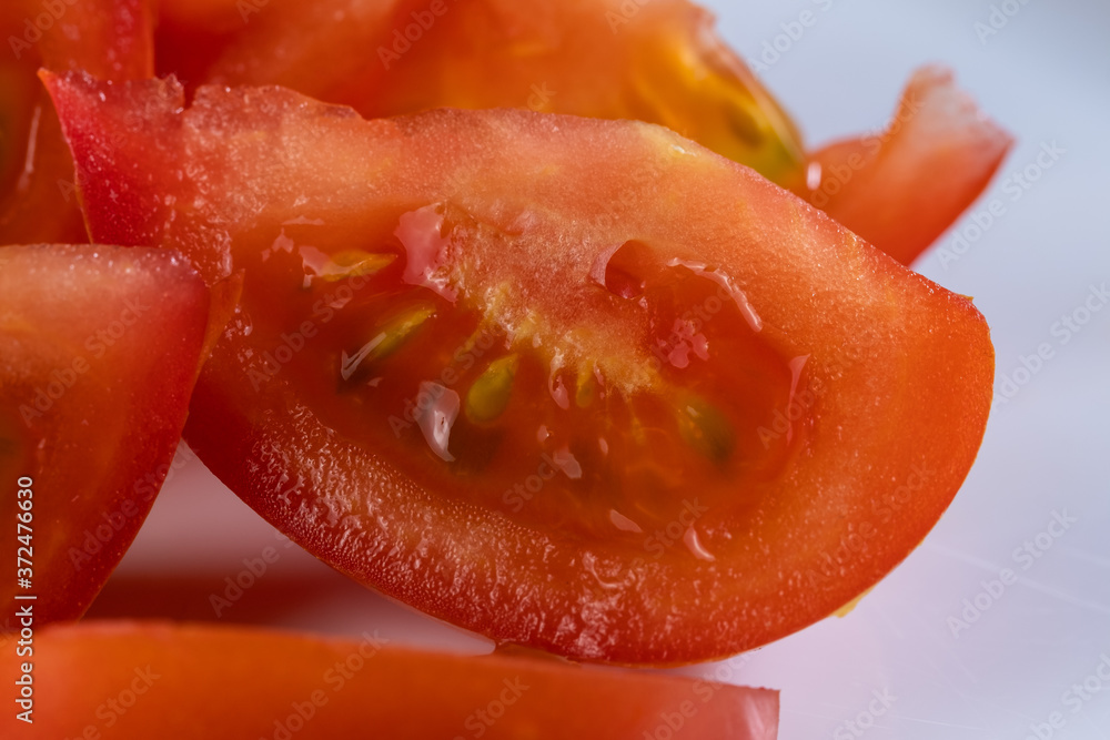 Tomatenstücke, geschnittene saftige rote Tomaten Tomatenstücke, geschnittene saftige rote Tomaten