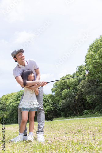 ゴルフをする親子