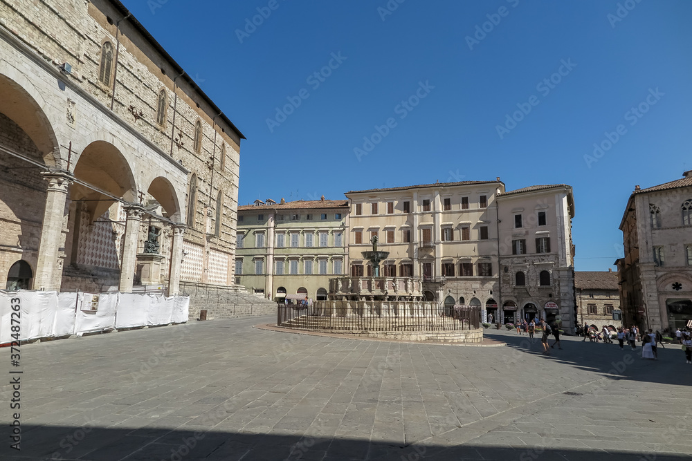 Praca IV de Novembro, with Maggiore fountain in the center and the Cathedral of Prerugia on the left, city of Perugia, Umbria region, Italy