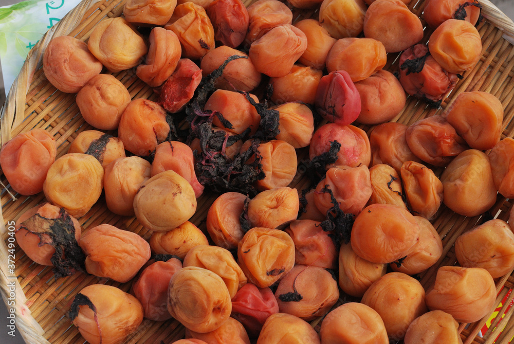 きれいに浸かった梅干し
