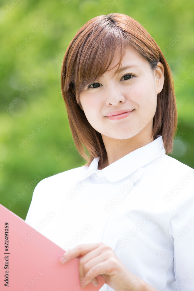 カルテを持つ看護師