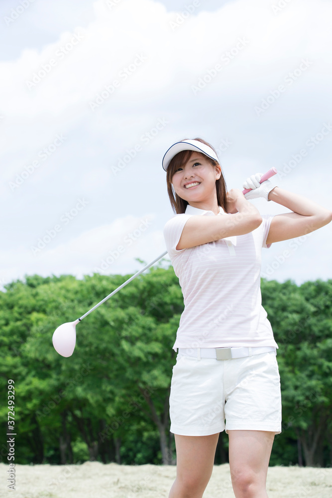 ゴルフをする女性 ゴルフをする女性