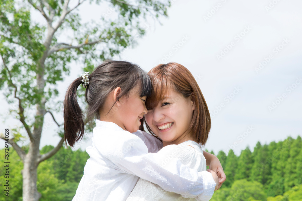 抱っこする親子