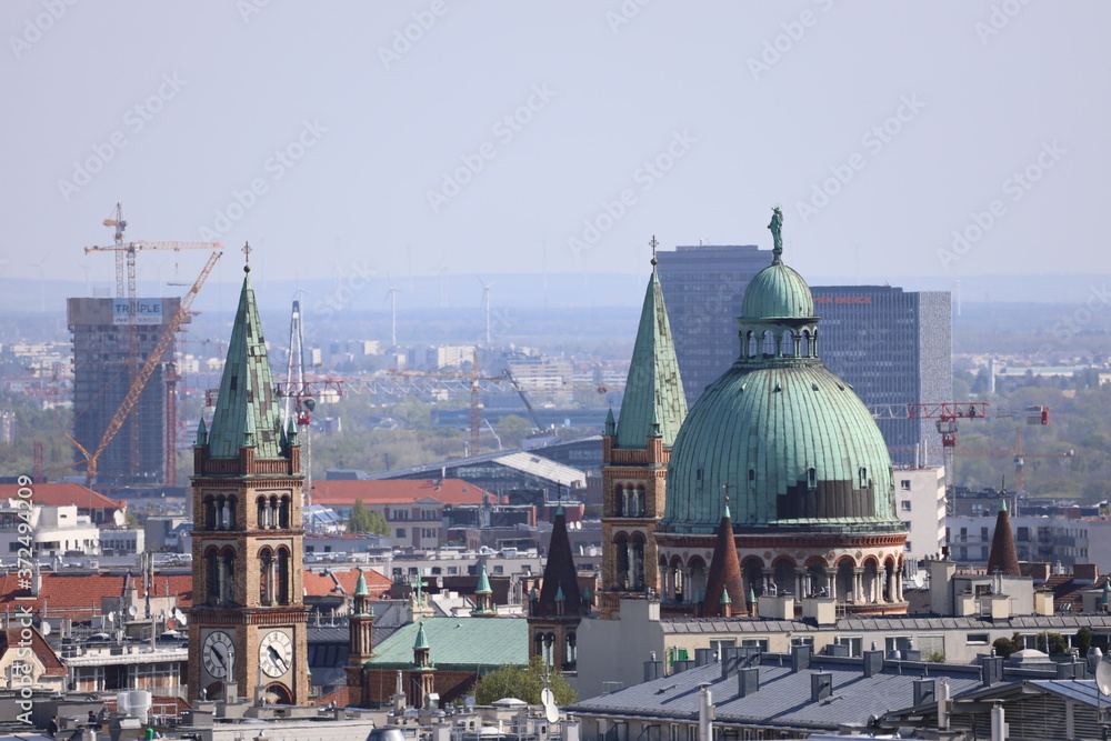 Naklejka premium Sicht aus der Ferne auf die St. Antons Kirche in Wien