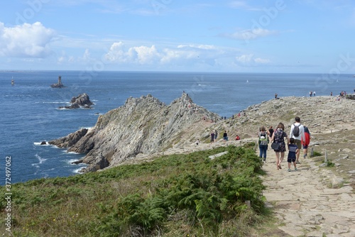 Touristes à la Pointe du Raz et le phare de la Vieille dans le Finistère