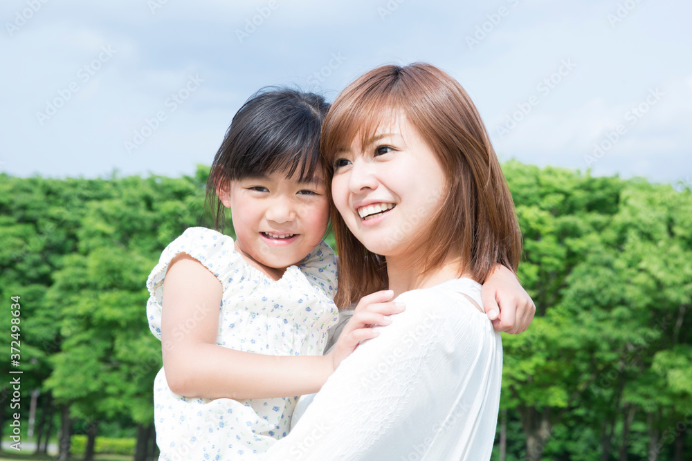 抱っこする親子 抱っこする親子