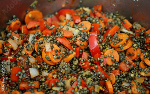Lentejas con pimientos y zanahorias. Guiso. Cocina mediterránea