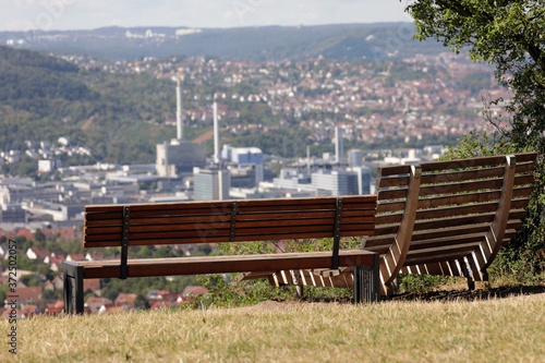 bänke auf einer plattform mit blick auf stuttgart