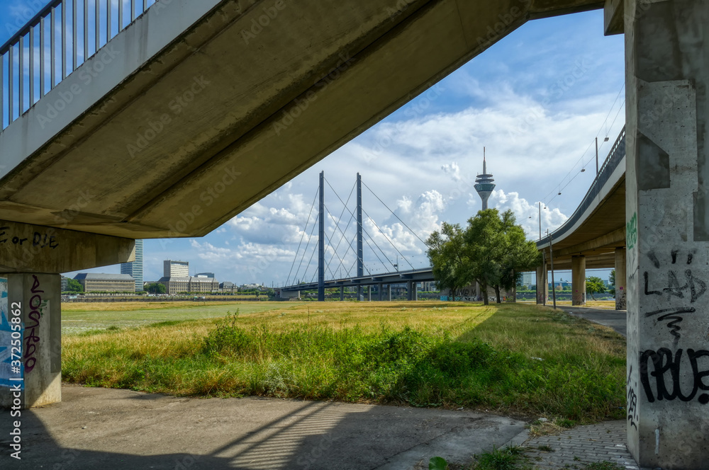 Brückenlandschaft am Rhein in Düsseldorf