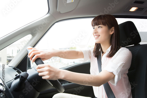 車を運転する女性 © Paylessimages
