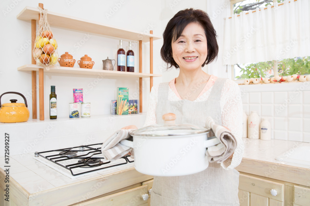 食事の支度をする主婦 食事の支度をする主婦