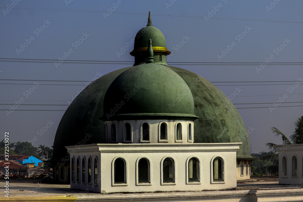 Obraz premium two parallel domes of the mosque and dark green.