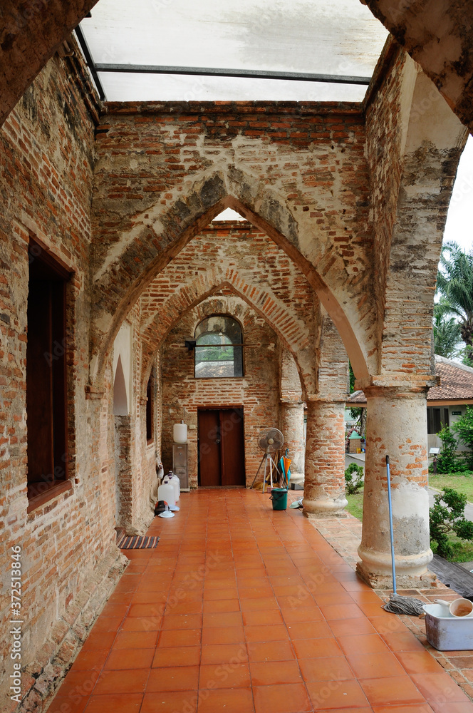 Fototapeta premium PATTANI, THAILAND -JULY 10, 2014: Historic Kru Se mosque which is made of bricks with round pillars. The mosque represents a unique Islamic civilization of the Kingdom of Pattani in Thailand.