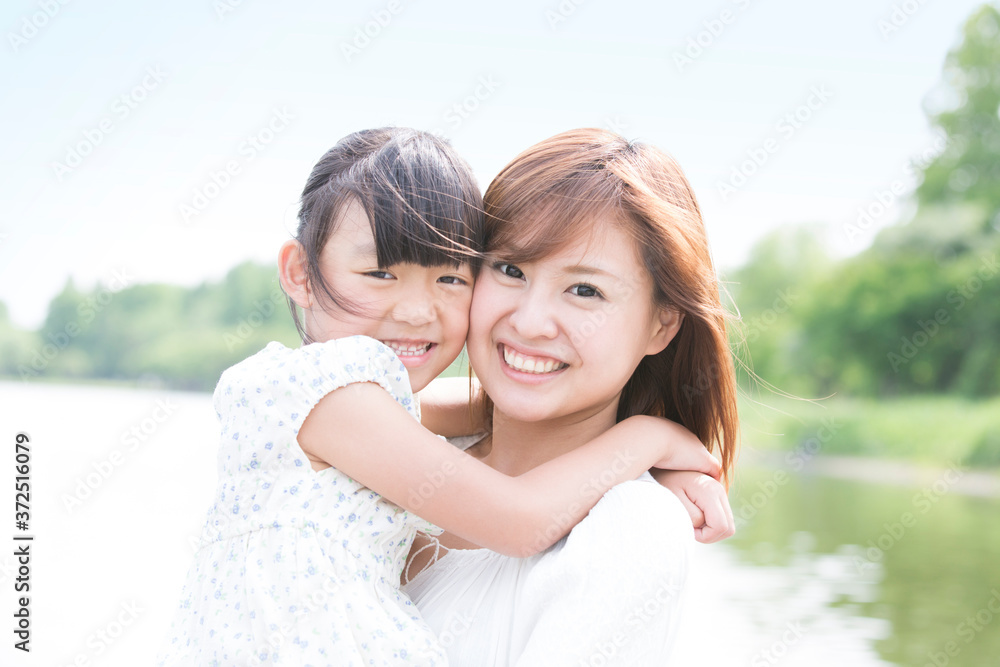 笑顔の母子