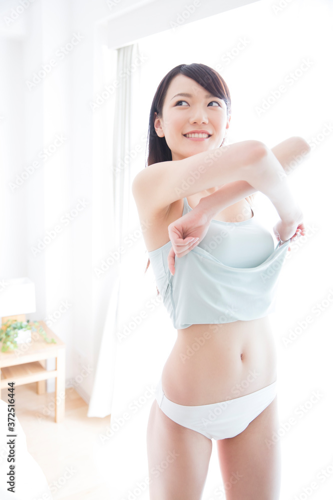 Obraz premium 着替える女性