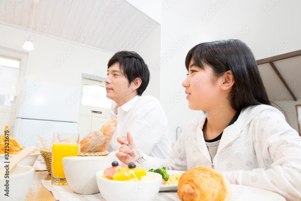 朝食を食べる親子 朝食を食べる親子