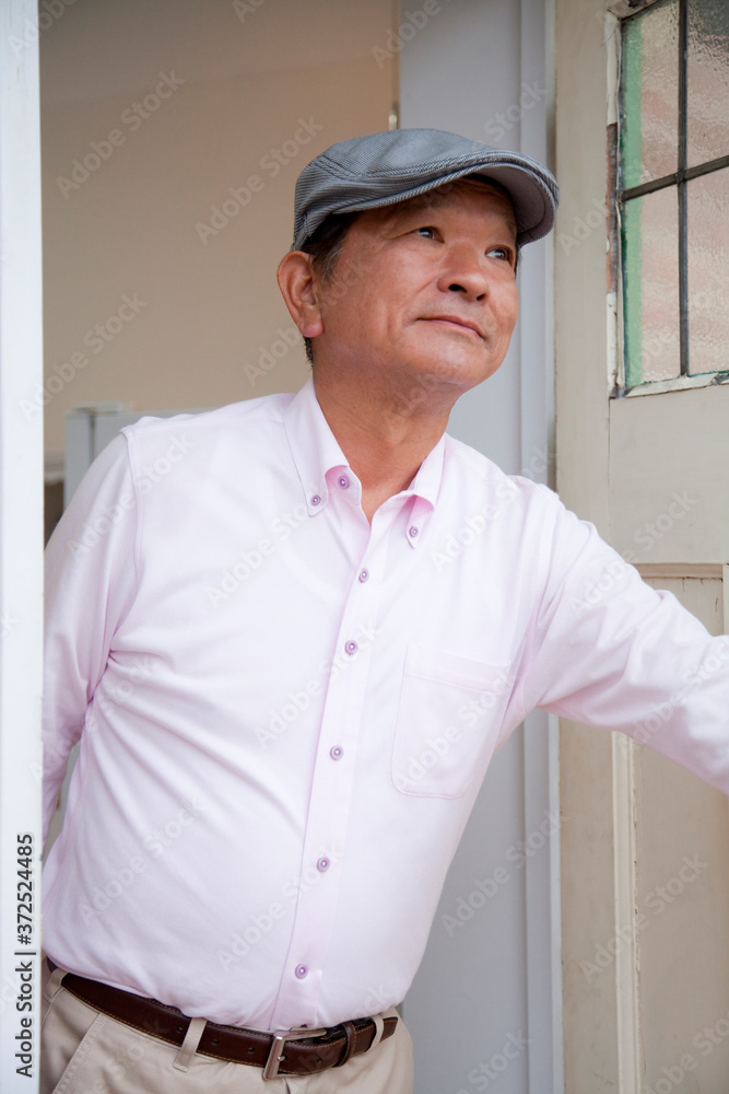 散歩する男性 散歩する男性