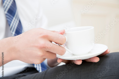 コーヒーを飲むビジネスマン