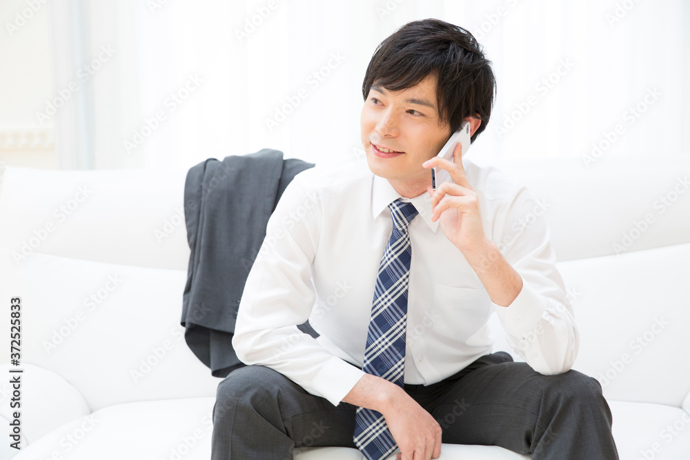 電話をする男性 電話をする男性