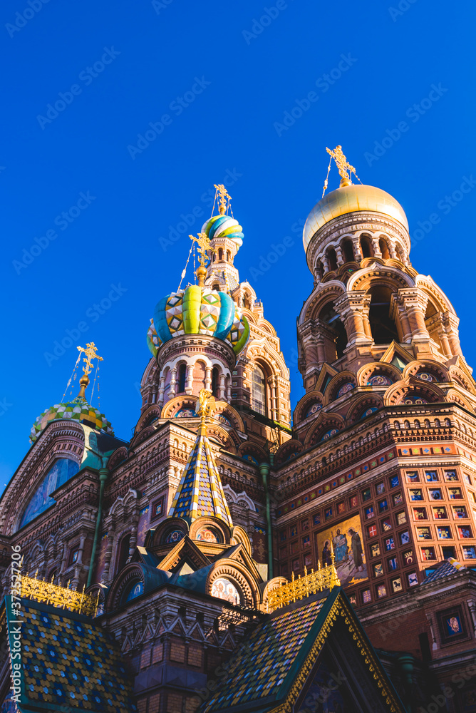 Φωτογραφία Low angle view of the Church of the Savior on Blood, colorful exterior close-up