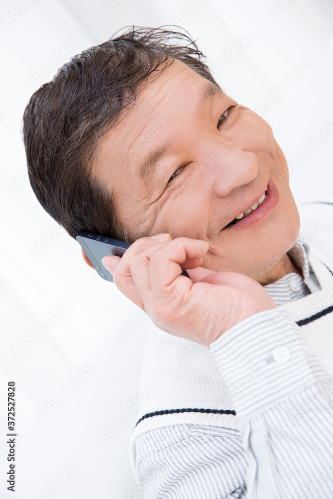 電話をするシニア男性 電話をするシニア男性