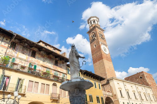 Piazza delle Erbe façade, architecture, Tour lamberti, fontaine Madonna Verona ,Vérone, Vénétie, Italie photo