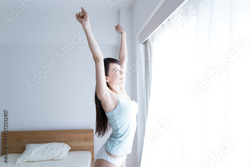 起きて伸びをする女性 photo