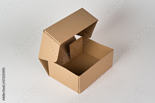 Karton fasonowy o wymiarach 200x150x80 brązowy, na białym tle