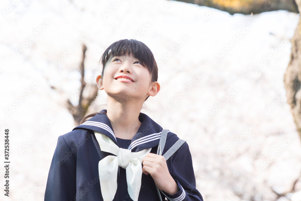 桜と女子中学生