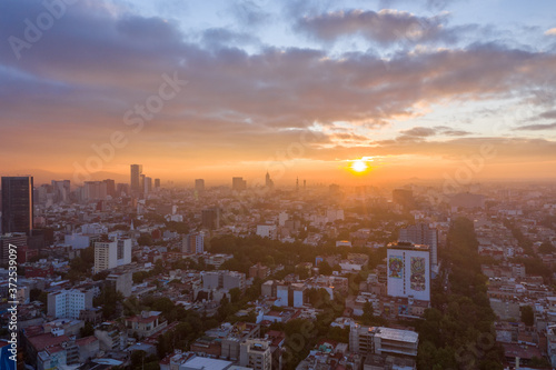 Vista aérea del amanecer en la Ciudad de México sobre el Parque México con vista a Paseo de la Reforma