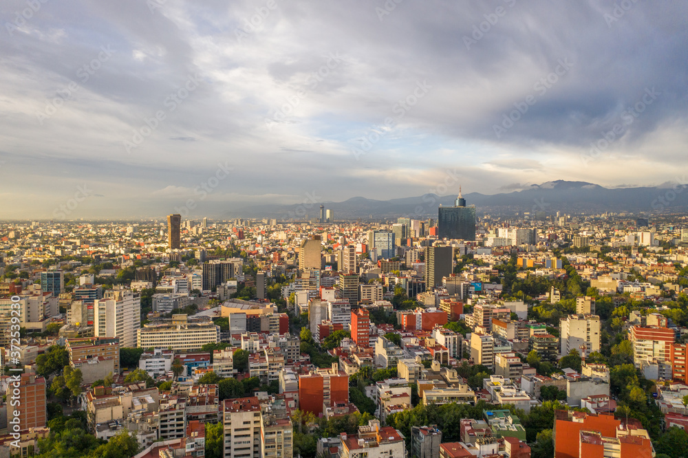 Espectacular vista aérea de la Ciudad de México, sobre la colonia Hipódromo Condesa, con vista al sur de la ciudad durante el amanecer