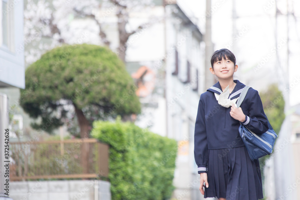 通学する女子中学生 通学する女子中学生