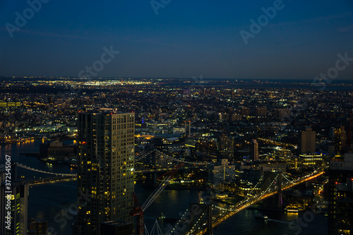 Fototapeta Naklejka Na Ścianę i Meble -  Skyline view of skyscrapers at night of downtown Manhattan, Brooklyn and connecting bridges