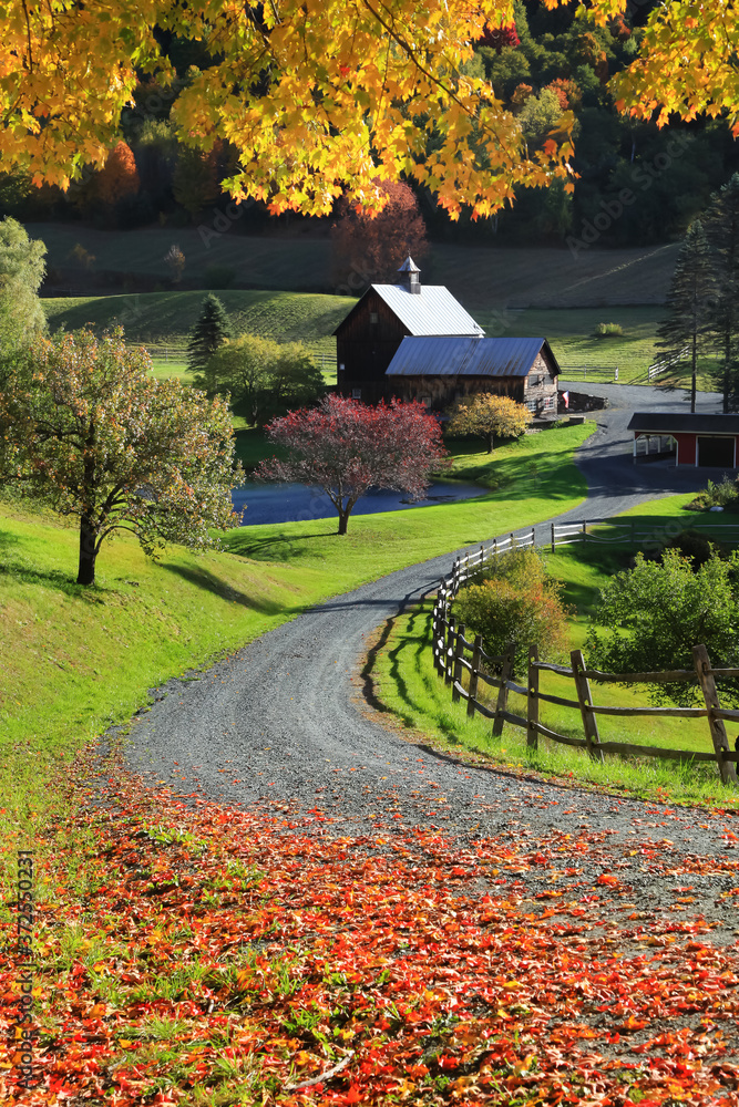 Obraz premium Scenic rural Vermont landscape in autumn time with old barn 