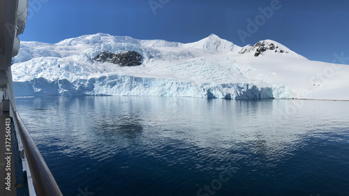 Gletscher in Antarktis - Eisberge und Schnee