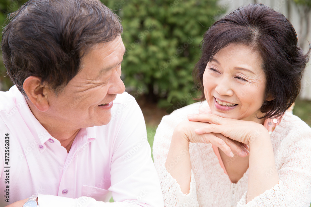 庭で会話するシニア夫婦 庭で会話するシニア夫婦