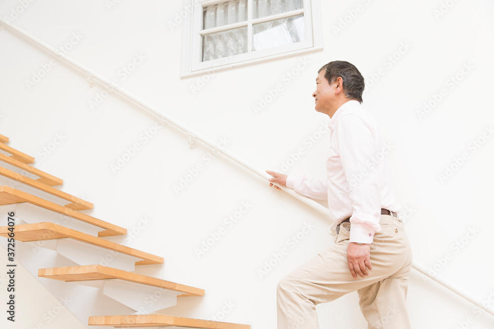 階段を上るシニア男性