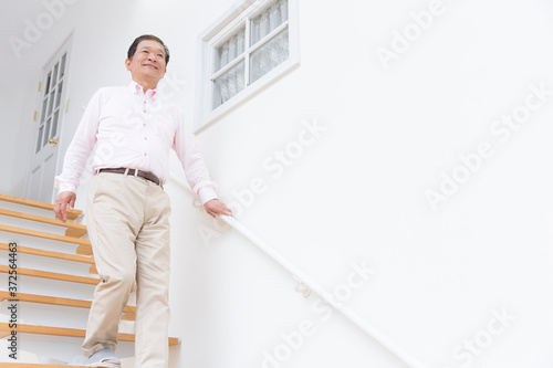 Quadro su tela 階段を降りるシニア男性