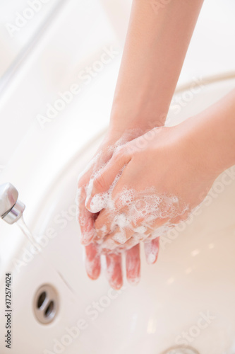 手洗いする女性の手元