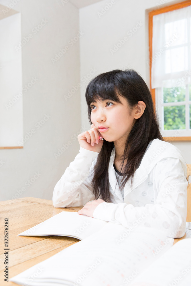 勉強する女の子